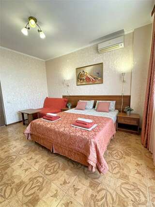 Гостиница Атриум Дивноморское Двухместный комфорт с двуспальной кроватью с доп местом-3