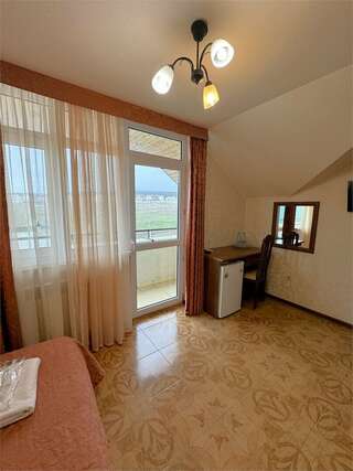 Гостиница Атриум Дивноморское Двухкомнатный семейный четырехместный с балконом и доп местом-3