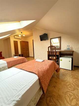 Гостиница Атриум Дивноморское Двухкомнатный семейный четырехместный с балконом и доп местом-8