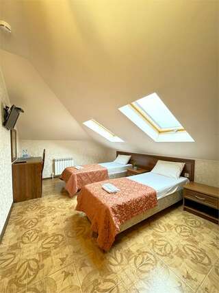 Гостиница Атриум Дивноморское Двухкомнатный семейный четырехместный с балконом и доп местом-6