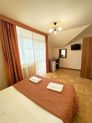 Гостиница Атриум Дивноморское Двухкомнатный семейный четырехместный с балконом и доп местом-2