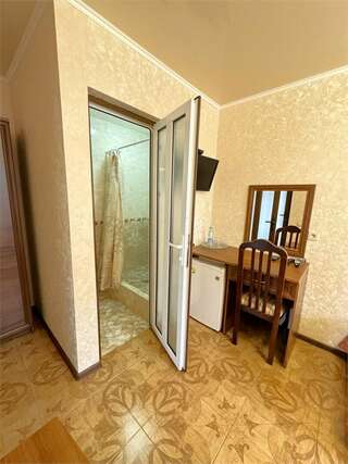 Гостиница Атриум Дивноморское Двухкомнатный семейный четырехместный с балконом (не видовой) и двумя сан узлами-9