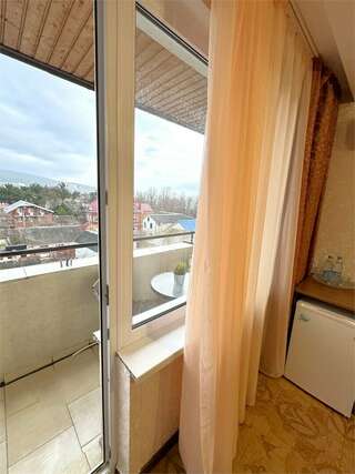 Гостиница Атриум Дивноморское Двухкомнатный семейный четырехместный с балконом-9