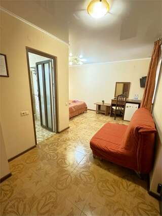 Гостиница Атриум Дивноморское Двухместный стандарт с двуспальной кроватью с доп местом (окно выходит в атриум отеля)-5