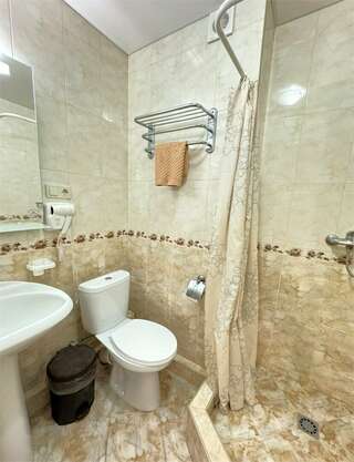 Гостиница Атриум Дивноморское Двухкомнатный семейный четырехместный с балконом-11