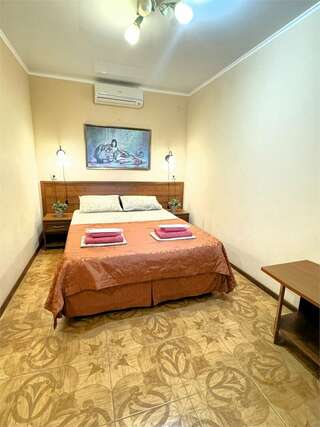 Гостиница Атриум Дивноморское Двухместный стандарт с двуспальной кроватью с доп местом (окно выходит в атриум отеля)-1